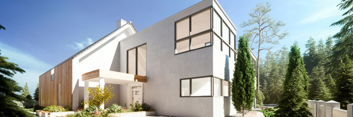 Modernes zweistöckiges Haus mit großen Fenstern, umgeben von Bäumen und gepflegtem Garten bei sonnigem Wetter.